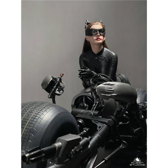 Batman: Catwoman on Batcycle Statue 1/3 108 cm