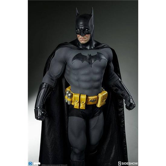 Batman: DC Comics Legendary Scale Statue 1/2 Batman 109 cm