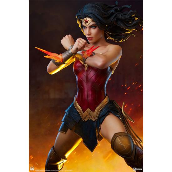 DC Comics: Wonder Woman: Saving the Day Premium Format Statue 50 cm