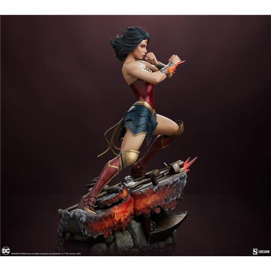 DC Comics: Wonder Woman: Saving the Day Premium Format Statue 50 cm