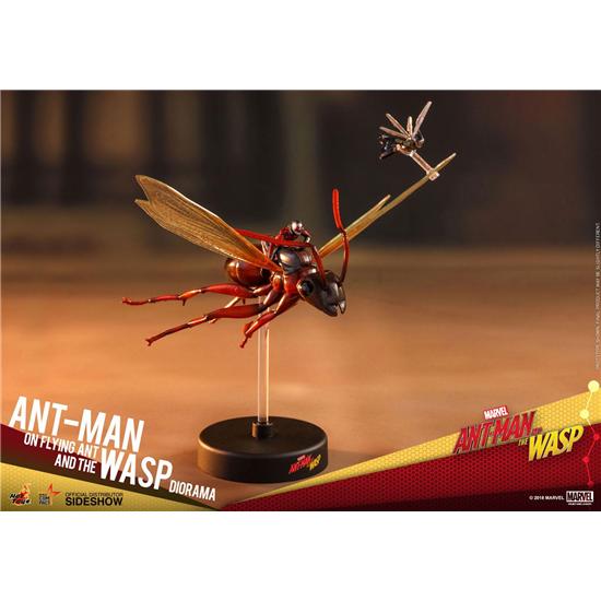Marvel: Ant-Man on Flying Ant and the Wasp MMS Compact Series Diorama 11 cm