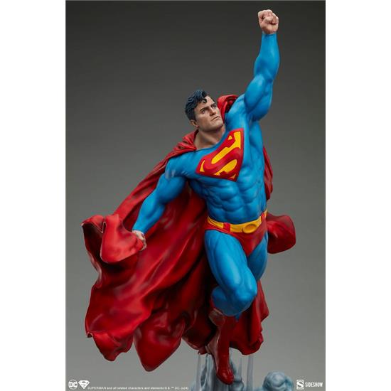 Superman: Superman DC Comics Premium Format Statue 84 cm