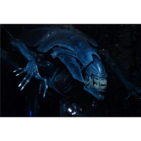 Alien: Xenomorph Queen Ultra Deluxe Action Figur - 38 cm høj, 76 cm lang