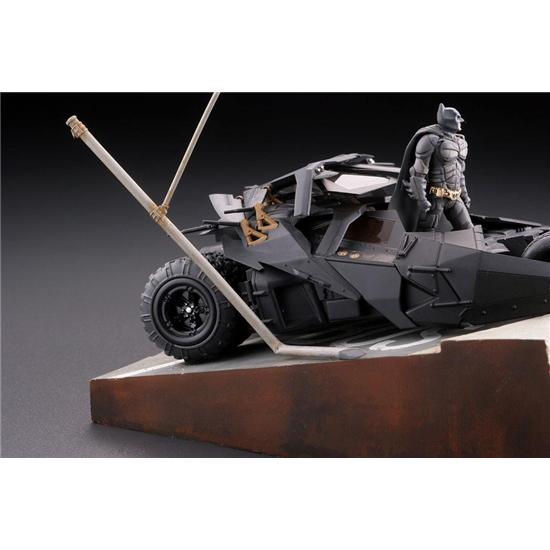 Batman: Batman Begins Legacy of Revoltech Diorama Batmobile Tumbler in Gotham City 17 cm
