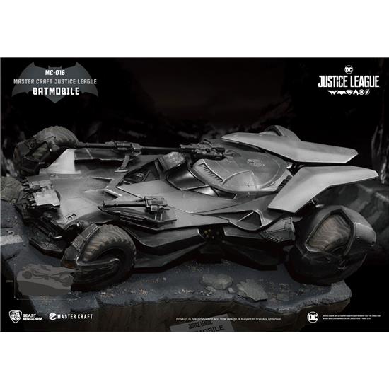 Batman: Batmobile Master Craft Statue 40 cm