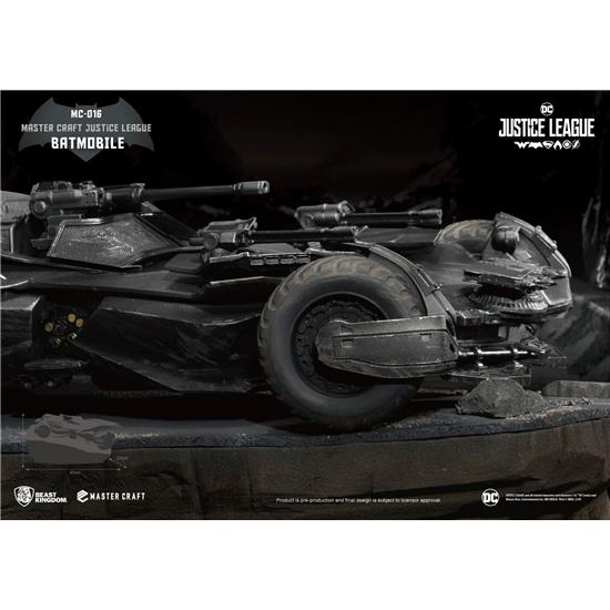 Batman: Batmobile Master Craft Statue 40 cm
