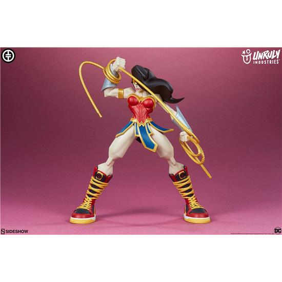 DC Comics: Wonder Woman by Tracy Tubera Vinyl Statue 22 cm