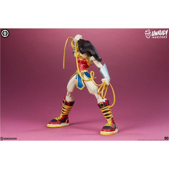 DC Comics: Wonder Woman by Tracy Tubera Vinyl Statue 22 cm