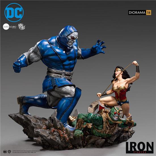 DC Comics: Wonder Woman Vs Darkseid by Ivan Reis Diorama 1/6 54 cm