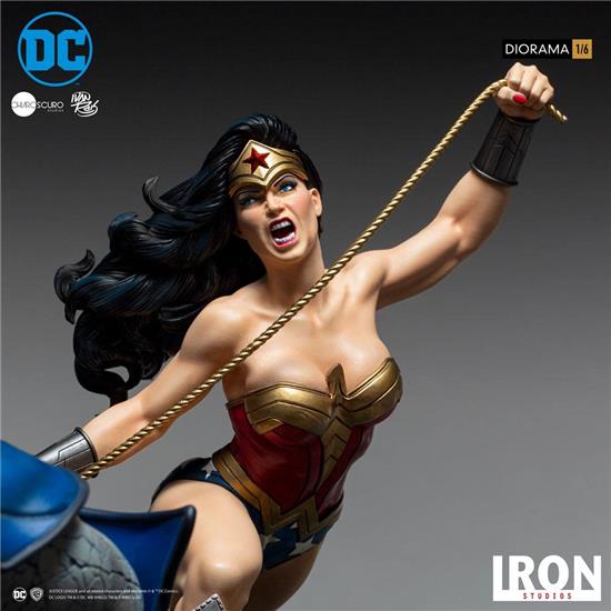 DC Comics: Wonder Woman Vs Darkseid by Ivan Reis Diorama 1/6 54 cm